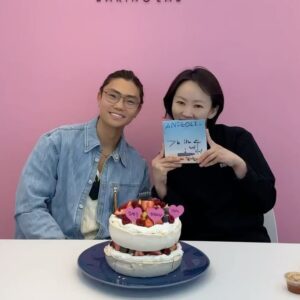 Kim Bum-soo Instagram - ANSEOLI BAKING LAB 🎂
 ⠀
이건 피드에 자랑 좀 하고 가실게요~~🤗
두 분 @chacha0cha @na_leejoosuk 덕분에 감사하게도 하타디하탄 안베랩에 초대를 받아 장인의 정성어린 손길이 가득담긴 그 유명한 파블로바를 먹어보고 왔어요!
안서리 빠띠쉐님만의 특별한 디저트 철학과 옳곧은 고집이 있었기에 이런 놀라운 작품을 많은 분들이 즐길 수 있다는 생각에 저에게도 적지않은 용기와 동기부여가 되었던 감사한 시간이었습니다!
앞으로의 그 아름다운 여정또한 함께 응원할게요~^^
귀한 초대 진심으로 감사드립니다!🩷
(접시까지 다 먹을 뻔 했던 건 비밀? 안비밀!😋ㅋㅋ)

#anseolibakinglab #안서리 #patissiere 디저트장인 #respect #파블로바 #마쿠아즈 #자랑스타그램 ✌🏽