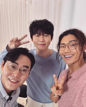 Kim Bum-soo Instagram - 범수의 세계 🙌🏽

 ⠀
얼마전 MAKE20 프로젝트의 11번째 음원인 ‘꽃 피는 봄이오면’의 음원홍보를 위해 잠골버스 선배님들깨서 민망한 저를 대신해 일일 스페셜 MC를 해주셨어요~^^
첫 공연 준비와 쌓여있는 컨텐츠 작업들 때문에 눈코 뜰 새 없이 바쁜와중에도 이렇게 자리를 빛내주어서 정말 고마웠어요!
워낙 높은 음역대를 소화해야하는 보컬들이기에 걱정되는 부분도 있지만 철저한 자기관리와 성실함으로 좋은 모습 보이기위해 노력하는 모습에 뜨거운 응원의 박수를 보낼 수 밖에 없었습니다!
어제 있었던 공연도 성황리에 잘 마쳤길 바라고 앞으로의 활동도 언제나 반빡반짝 빛나길 바랄게요!
언잰가 저도 잠골버스 선배님 채널에 놀러갈거애요~🙌🏽😊💖ㅎ

@zamgolber_s 
@zamgolbers_leader_official 

#범수의세계 #인생찻집 #특별편 #VIP #BSK #스페셜엠씨 #잠골버스 #안준헌 #정윤섭 #선배님 #감사 #꽃피는봄이오면 #꽃봄 #make20project #re_make #BMK #많관부 🌸 #좋댓구알