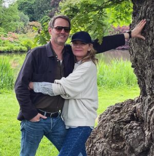 Kim Cattrall Instagram - A lovely day out @sandringham1870 
🤴🏻👸💋❤️
📷 @alisoncushing