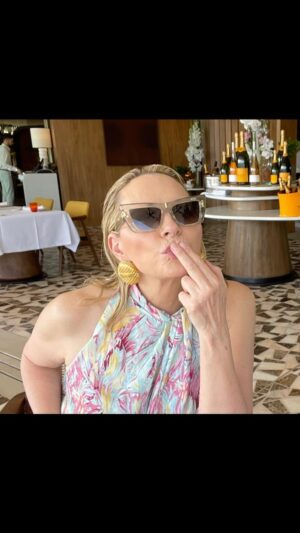 Kim Cattrall Instagram - 💋❤️

@balmain 
@ooaesthesis 
#Swati