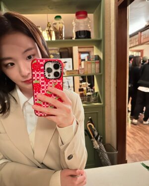 Kim Chae-eun Instagram - “내가 (눈에 가시) 빼줬다. 다시 잘봐봐. 너도 알고보면 사랑스러운 아이라고.”