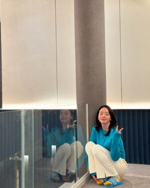 Kim Chae-eun Instagram - “내가 (눈에 가시) 빼줬다. 다시 잘봐봐. 너도 알고보면 사랑스러운 아이라고.”
