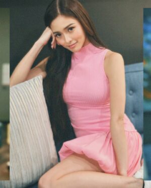 Kim Chiu Instagram - Flamingo in a pink glow, blushing in my tiny pink dress!🦩😜🪽🎀💕🫧🌷🩷🍧🌸😘

#ootdksyc #Chiurista