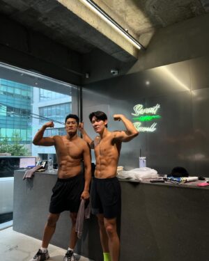 Kim Dong-hyun Instagram - 요즘 매일 출근하는 분👍 @park_taehwan89 
그리고 오늘 진짜 힘든 날🔥🥵 
#sweatonseoul #crossfit