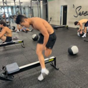 Kim Dong-hyun Instagram - 요즘 매일 출근하는 분👍 @park_taehwan89 
그리고 오늘 진짜 힘든 날🔥🥵 
#sweatonseoul #crossfit