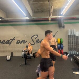 Kim Dong-hyun Instagram - 요즘 매일 출근하는 분👍 @park_taehwan89 
그리고 오늘 진짜 힘든 날🔥🥵 
#sweatonseoul #crossfit