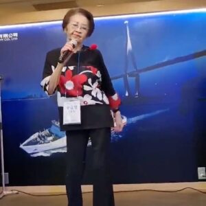 Kim Eana Instagram - 94세 우리 외할머니 노래교실 여행가서 1등하고 축하무대라는데 도입부 춤이 심상치않다. 나보다도 더 꼿꼿한 자세 어쩔..