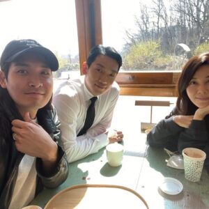 Kim Ha-neul Instagram - 사이좋은 완수,도윤,용국💚

#카페림 #화인가스캔들 #디즈니플러스 #disneyplus
#redswan