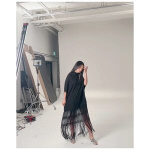Kim Hee-ae Instagram - .
우리 스태프가 길쭉길쭉 늘씬늘씬하게 찍어 준 사진

평소 안 입어 본 과감한 스타일에 도전해 보고 
MZ처럼 백꾸도 해보고 😉

#김희애 #KIMHEEAE
#얼루어 #allure
@yg_stage