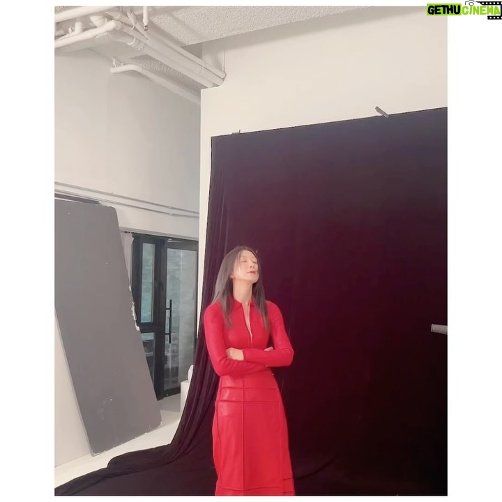 Kim Hee-ae - 13.5K Likes - .
우리 스태프가 길쭉길쭉 늘씬늘씬하게 찍어 준 사진
평소 안 입어 본 과감한 스타일에 도전해 보고
MZ처럼 백꾸도 해보고 😉
#김희애 #KIMHEEAE
#얼루어 #allure
@yg_stage