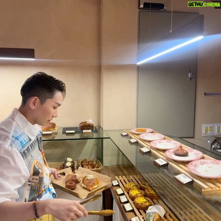 Kim Ho-young - 4.1K Likes - 오늘 인터뷰를 했던 #베이커리카페 #우스블랑압구정
@oursblanc_apgujeong
.
또 가야지 💙💙💙
