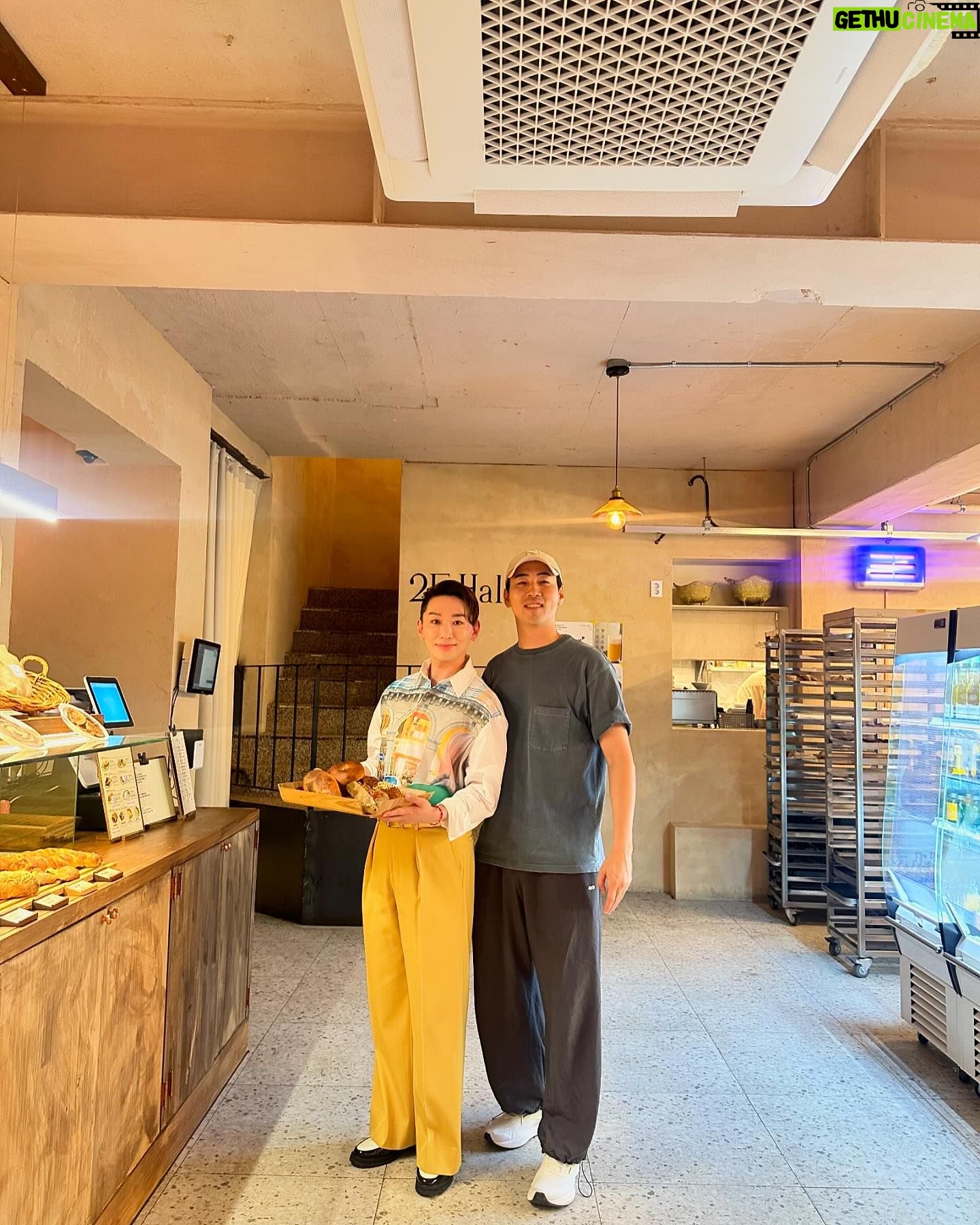 Kim Ho-young - 4.1K Likes - 오늘 인터뷰를 했던 #베이커리카페 #우스블랑압구정
@oursblanc_apgujeong
.
또 가야지 💙💙💙