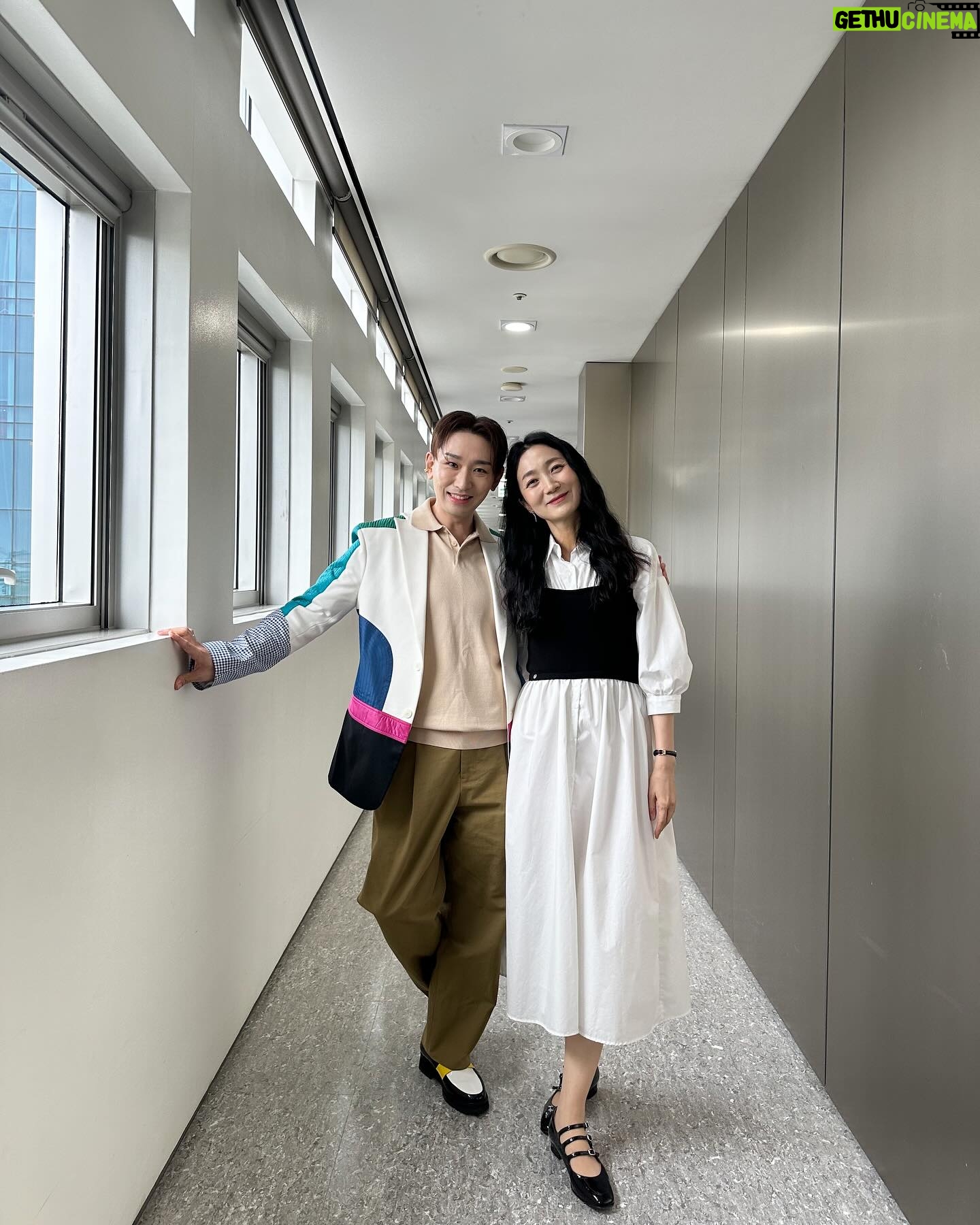 Kim Ho-young - 2.3K Likes - #심야괴담회 with @kimjooryoung #김주령 선배님 👍🏻💘
.
이렇게 만나니 얼마나 반갑고 좋았던지요 🤭😍