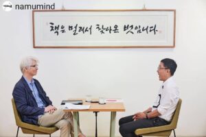 Kim Je-dong Instagram - [공유] @namumind
...
신영복 선생님이 오래전에 제게 이런 말씀을 하신 적이 있어요. “사람들은 내가 모든 답을 가진 줄 안다. 답이라는 건 결국 자기 스스로 찾아야 하는 건데, 나보고 자꾸 답을 달라고 한다.” 이런 말씀을 푸념하듯이 하신 적이 있는데, 그런 거죠. 답은 누가 주는 게 아니라 결국 우리가 찾아야 하는 거죠. 다만 그 답을 상상할 수 있는 상상력의 근거를 신영복 선생님의 책과 말씀, 그분의 삶 속에서 찾을 수 있지 않을까 생각하는 거죠. 

#김창남 #김제동 #질문이답이되는순간 #신영복 #인문학 #성찰 #인터뷰집 #인터뷰 #대담집 #나무의마음 #문학동네 #베스트셀러 #북스타그램 #책스타그램 #질답순