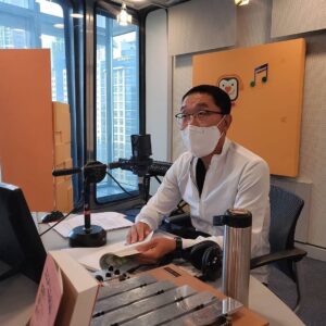 Kim Je-dong Instagram - 📻 아쉽지만 어느새 내일이면 약속된 4일간의 시간이 마무리 됩니다.
그러니 잊지말고 내일 아침 7시부터 9시까지 꼭 함께해요~🤗!

[공유] #이러엠 #4일 #스페셜디제이 #김제동

#정면샷 은 너무 부끄럽다고 하셔서 
설짝 찍은 #모습

#클로징멘트 로 읽어주신 #시구절 을 읽으시는 모습이 참 멋지시죠??

#내일 #스페셜DJ #동디 와 함께하는 #마지막날

내일도 함께해주세요~

#이숙영의러브에펨 
#이숙영의러브fm 
#이러엠
