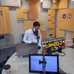 Kim Je-dong Instagram - 📻 아쉽지만 어느새 내일이면 약속된 4일간의 시간이 마무리 됩니다.
그러니 잊지말고 내일 아침 7시부터 9시까지 꼭 함께해요~🤗!

[공유] #이러엠 #4일 #스페셜디제이 #김제동

#정면샷 은 너무 부끄럽다고 하셔서 
설짝 찍은 #모습

#클로징멘트 로 읽어주신 #시구절 을 읽으시는 모습이 참 멋지시죠??

#내일 #스페셜DJ #동디 와 함께하는 #마지막날

내일도 함께해주세요~

#이숙영의러브에펨 
#이숙영의러브fm 
#이러엠