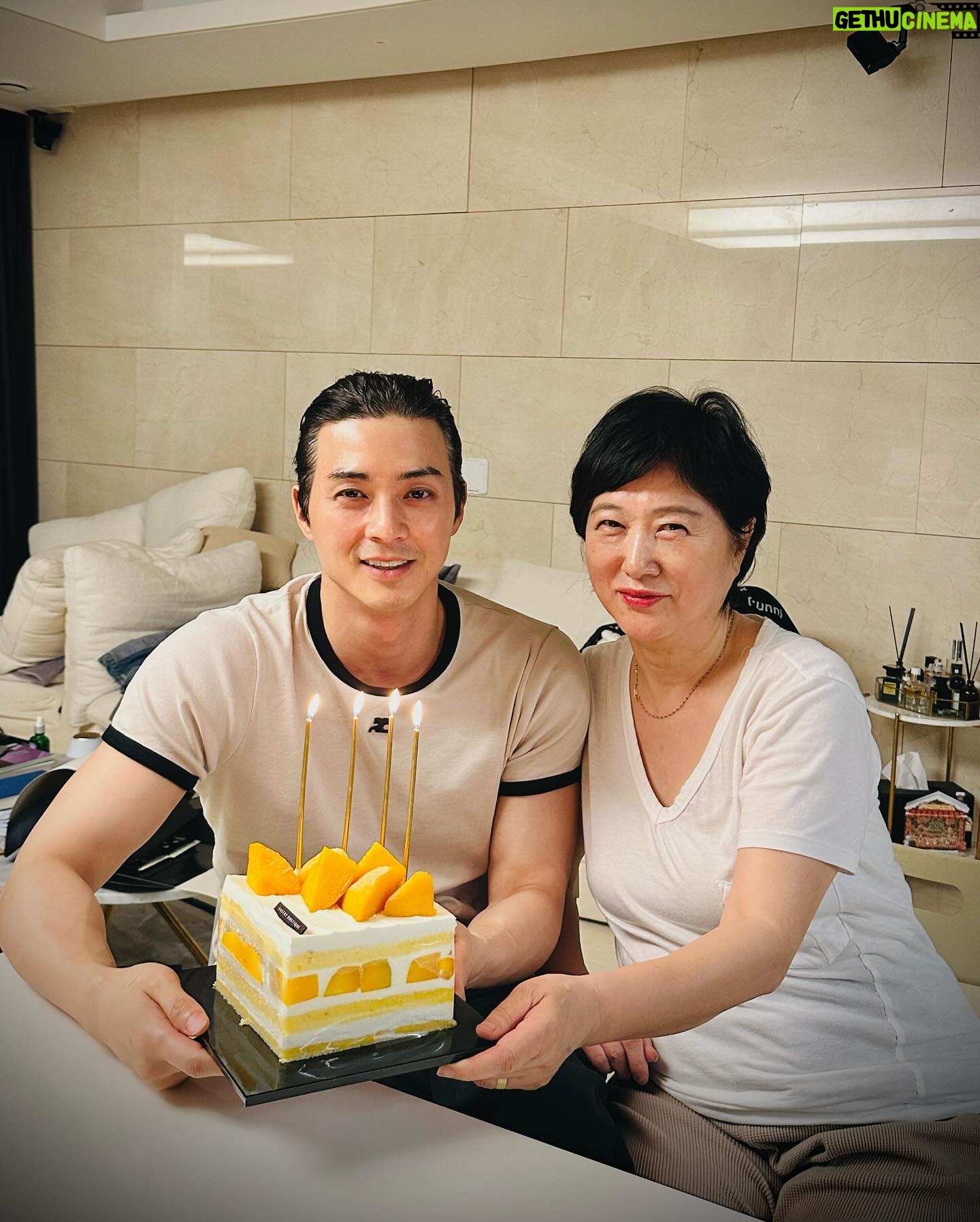 Kim Ji-hun - 431.6K Likes - _
grateful #HBD
♥️