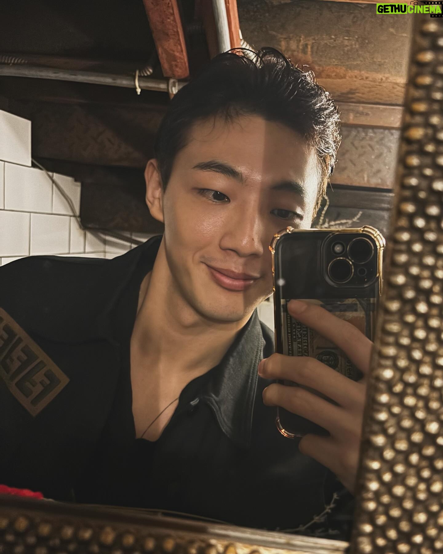 Kim Ji-soo - 671K Likes - Starts from Black, Ends with White