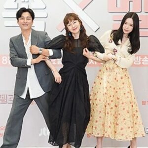Kim Ji-soo Instagram - 미래 바라기 애연~ 😘
사랑하는 우리 가족X멜로 팀~

#가족X멜로 #변무진 #금애연 #변미래 #변현재 #남태평
#romanceinthehouse #jtbcdrama #8월10일첫방송