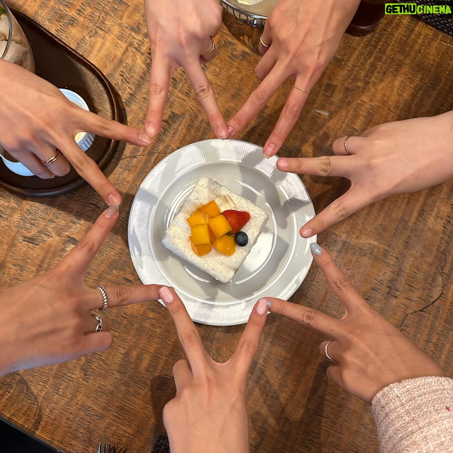 Kim Ji-sook - 3 Likes - 예쁜 완전체 별에, 잊지 않고 매번 챙겨주는 팬분들의 응원과 꽃! 사랑해주는 모든 분들 덕분에 행복한 하루!❤️ 고마워요!!!!!