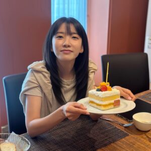 Kim Ji-sook Instagram - 예쁜 완전체 별에, 잊지 않고 매번 챙겨주는 팬분들의 응원과 꽃! 사랑해주는 모든 분들 덕분에 행복한 하루!❤️ 고마워요!!!!!