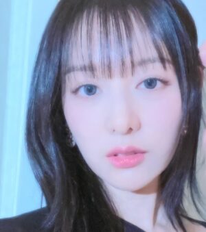 Kim Ji-won Instagram - 🖤