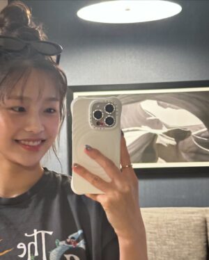 Kim Ji-woo Instagram - I‘m busy eating and eating💨