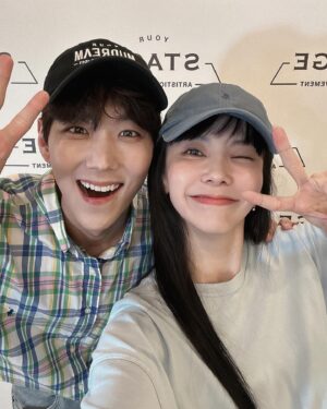 Kim Ji-woo Instagram - .
.
오랜만에 수다수다 많이 해서 너무 재밌었잖아요!!!
아이 신나~~~🤩🤩🤩🤩
벤허 주인님이었다가 동생친구 앙리 뒤프레 였다가 에바가 괴롭히던 괴물로 만났던 카이오빠
속 터 놓고 이야기 할 수 있는 소중한 친구가 있음에 감사해요❤️
담엔 단팥빵 들고 갈께요!! 기달려요!!!!!
.
.