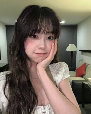 Kim Ji-woo Instagram - break time🖤