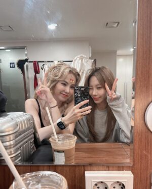Kim Ji-woo Instagram - .
.
드레스 리허설 때 찍은 사진을 이제야…!!
근데 유지야 너 말이지…
나는 메이크업을 했지만 너는 안했는데도 이렇게 예쁘면 이건 반칙 아니니???
멋지고 예쁘고 귀엽고 혼자 다하는 정유디씨🤩🤩
.
.