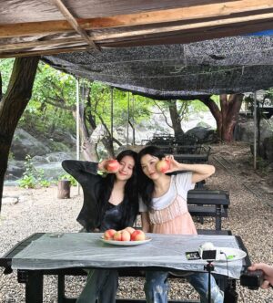 Kim Jisoo Instagram - @hi_sseulgi 슬기랑 데이트 🍑