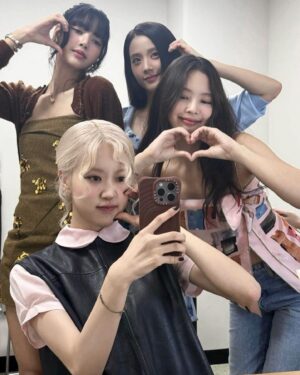 Kim Jisoo Instagram - @blackpinkofficial 🖤💖
