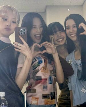 Kim Jisoo Instagram - @blackpinkofficial 🖤💖