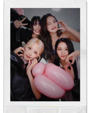 Kim Jisoo Instagram - @blackpinkofficial 🖤💖