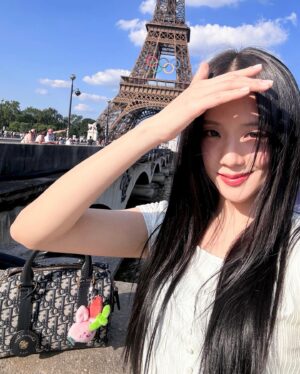 Kim Jisoo Instagram - La Tour Eiffel de cet été ☁️