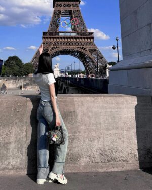 Kim Jisoo Instagram - La Tour Eiffel de cet été ☁️