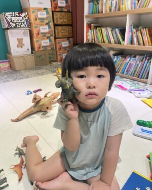 Kim Ki-bang Instagram - .
요즘들어 부쩍 많이 컸다는 생각이..
얼마전 사진들을 보는데 너무 아기아기해서 놀랐네~
사랑하는 우리 유하야!!💚
지금처럼 엄마아빠랑 재밌고 행복하게 살자~
사랑많이 줄게~
잘 받아서 다른사람들한테 나눠주는 좋은 사람되자^^
사랑해♥️
.
#희바라기방더하기그리니