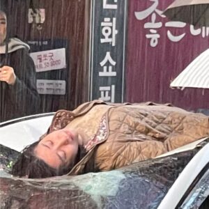 Kim Mi-kyeong Instagram - '백설공주에게 죽음을 블랙아웃'
비를 많이 맞던 날.