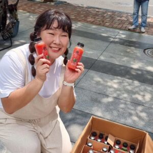 Kim Min-kyoung Instagram - 나 오늘 울었어요ㅜㅜ
드라마 막촬인데 갑자기 나타난 은이선배님ㅜㅜ
막촬이란말을 듣고 수박쥬스를 한가득  안고
오셨어요ㅜㅜ
커피차해주려고 했는데 늦게알았다고..
선배님!! 전 이게 더 감동적이였어요ㅜㅜ
해준거없는 후배에게 항상 아낌없이 주시는 
송은이선배님 ㅜㅜ
감사합니다 😭  사랑합니다 😍