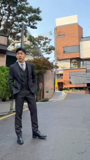 Kim Min-su Instagram - 계속 돌려보게 되는 김민수의 미친 수트핏과 비율… (김민수 실제 비율 실물짤)
