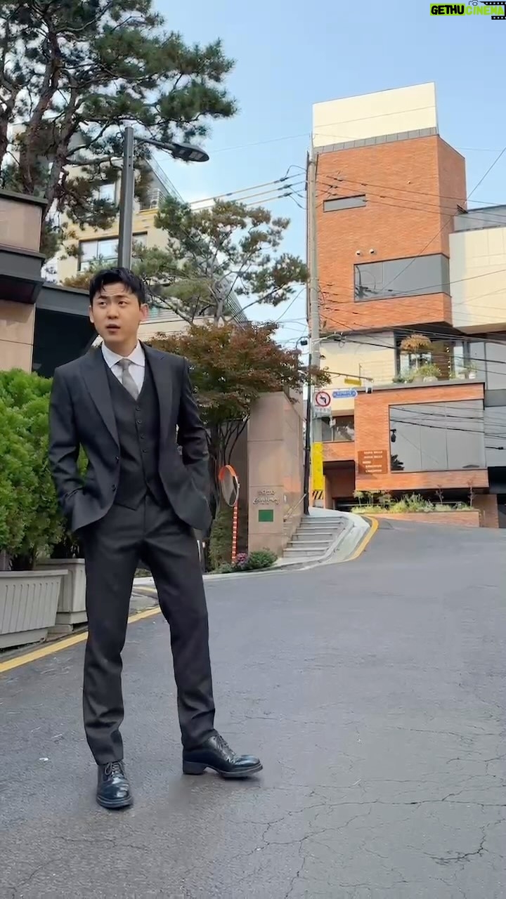 Kim Min-su - 27.4K Likes - 계속 돌려보게 되는 김민수의 미친 수트핏과 비율… (김민수 실제 비율 실물짤)