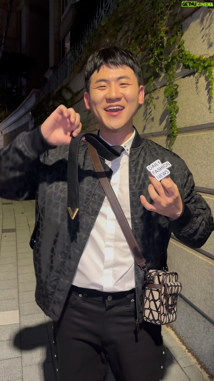 Kim Min-su - 9.7K Likes - 발렌티노 이벤트에서 만난 Kenneth Minsu Kim 인터뷰🎤
@mukgostudent @maisonvalentino
#명품 #luxury #valentino #발렌티노 #김민수 #피식대학 #패션아이콘 #명품남
#데패뉴인터뷰
🎥 @dailyfashion_news