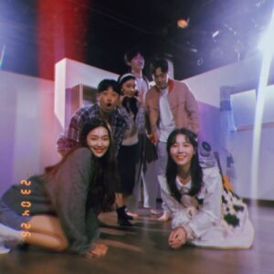 Kim So-ra Instagram - •
임대아파트 공연 끝! 
열정으로 뭉친 동료들과 함께한
연습과 무대에서의 공연은
그저 재밌고 행복했던 기억뿐!
그래서 이번 봄이 유난히 따뜻했나봐요.
오래오래 기억 될 추억 한가득이
또 한번 가슴에 남아서 그저 행복:)
우리 참 뜨겁고 행복했다. 그쵸? 

임대가족들 너무너무 사랑하고
그 동안 임대아파트에 놀러 와주신
언니, 오빠, 친구, 동생들 그리고
관객분들 너무너무 감사합니다🙇‍♀️