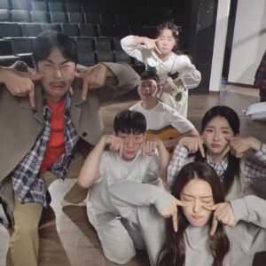 Kim So-ra Instagram - •
임대아파트 공연 끝! 
열정으로 뭉친 동료들과 함께한
연습과 무대에서의 공연은
그저 재밌고 행복했던 기억뿐!
그래서 이번 봄이 유난히 따뜻했나봐요.
오래오래 기억 될 추억 한가득이
또 한번 가슴에 남아서 그저 행복:)
우리 참 뜨겁고 행복했다. 그쵸? 

임대가족들 너무너무 사랑하고
그 동안 임대아파트에 놀러 와주신
언니, 오빠, 친구, 동생들 그리고
관객분들 너무너무 감사합니다🙇‍♀️