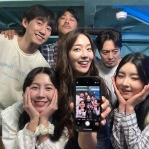 Kim So-ra Instagram - •
임대아파트 공연 끝! 
열정으로 뭉친 동료들과 함께한
연습과 무대에서의 공연은
그저 재밌고 행복했던 기억뿐!
그래서 이번 봄이 유난히 따뜻했나봐요.
오래오래 기억 될 추억 한가득이
또 한번 가슴에 남아서 그저 행복:)
우리 참 뜨겁고 행복했다. 그쵸? 

임대가족들 너무너무 사랑하고
그 동안 임대아파트에 놀러 와주신
언니, 오빠, 친구, 동생들 그리고
관객분들 너무너무 감사합니다🙇‍♀️