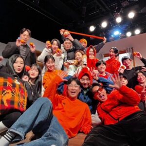 Kim So-ra Instagram - •
임대아파트 공연 끝! 
열정으로 뭉친 동료들과 함께한
연습과 무대에서의 공연은
그저 재밌고 행복했던 기억뿐!
그래서 이번 봄이 유난히 따뜻했나봐요.
오래오래 기억 될 추억 한가득이
또 한번 가슴에 남아서 그저 행복:)
우리 참 뜨겁고 행복했다. 그쵸? 

임대가족들 너무너무 사랑하고
그 동안 임대아파트에 놀러 와주신
언니, 오빠, 친구, 동생들 그리고
관객분들 너무너무 감사합니다🙇‍♀️