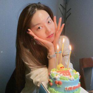 Kim So-ra Instagram - •
이렇게 행복해도 되나 싶을정도로 
행복했던 이번생일💕 
매일매일 생일이었으면 좋겠당😍
다 갚으면서 살아야지 🙇‍♀️
