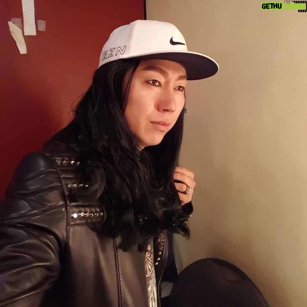 Kim Soo-ro - 1K Likes - 앨범을 뒤적거리다.......