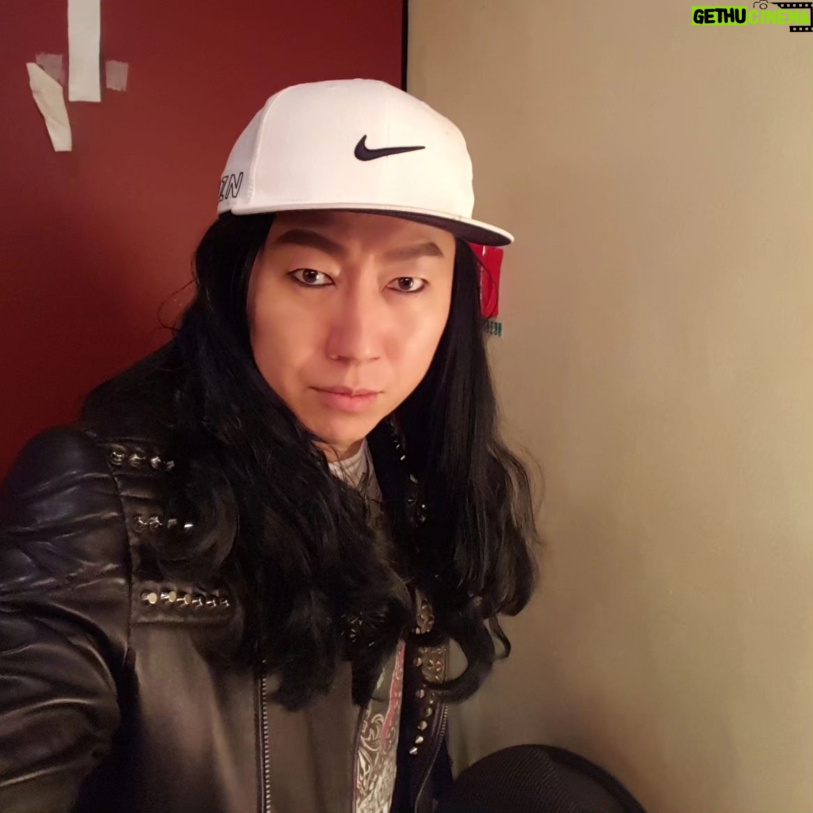 Kim Soo-ro - 1K Likes - 앨범을 뒤적거리다.......