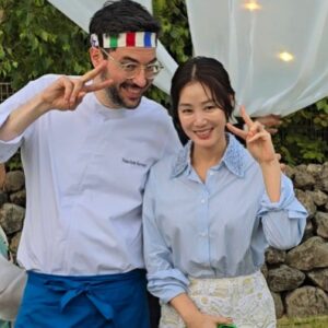 Kim Sung-ryung Instagram - #차오이태리 #정관스님 #파브리치오페라리 #춘천세계주류마켓 
에밀리아 가토 대사님, 알베르토 몬디 
.
정관스님 음식을 대하는 자세~
10년 발효시킨 된장이라니…
너무 영광이었습니다
페라리쉐프의 닭갈비도~👍